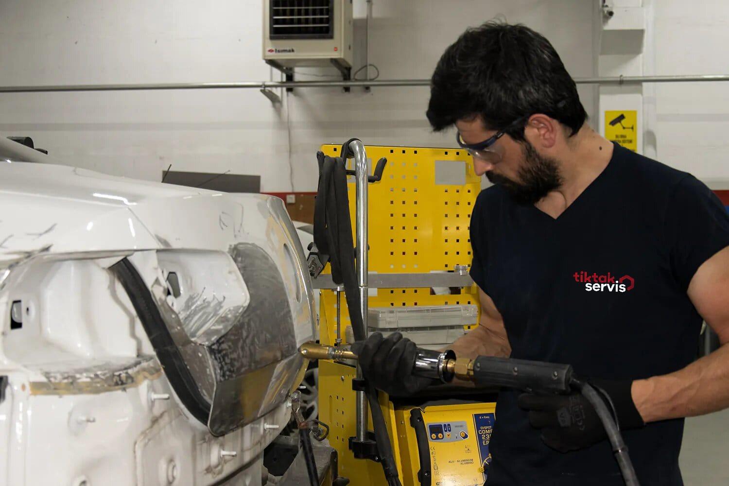 Spot kaynak cihazıyla panel düzeltme çalışması