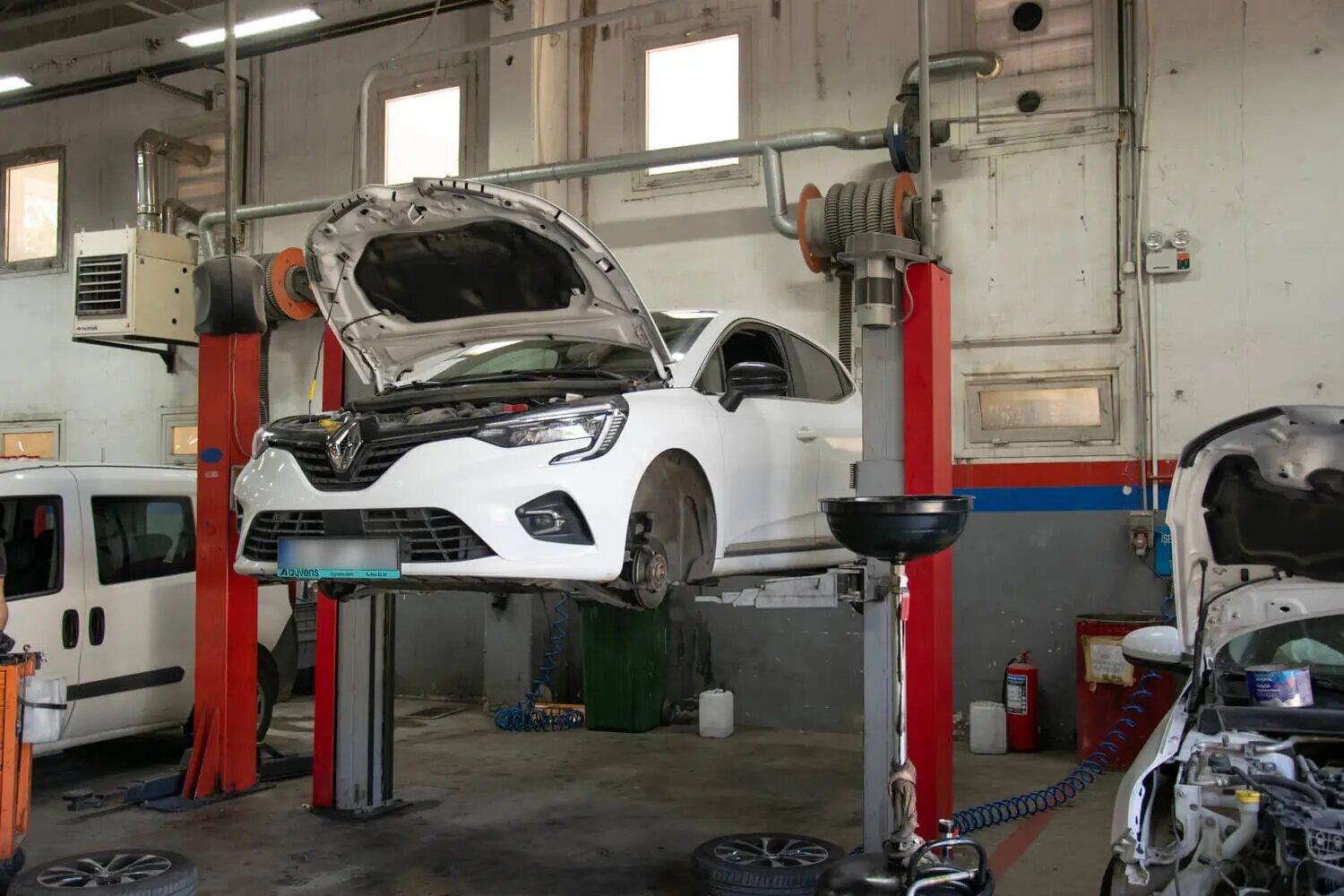 Liftte motor yağı değişimi yapılan araç